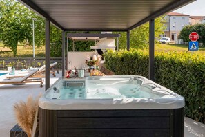 Outdoor spa tub - Holiday apartment with pool and sea view (Funtana)