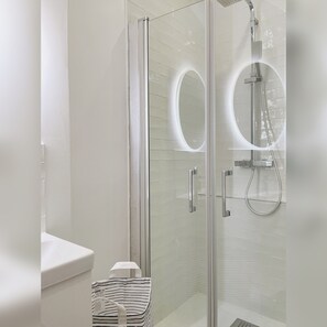 Dusche, Haartrockner, Handtücher, Seife