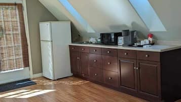 Fridge, microwave, oven, coffee/tea maker