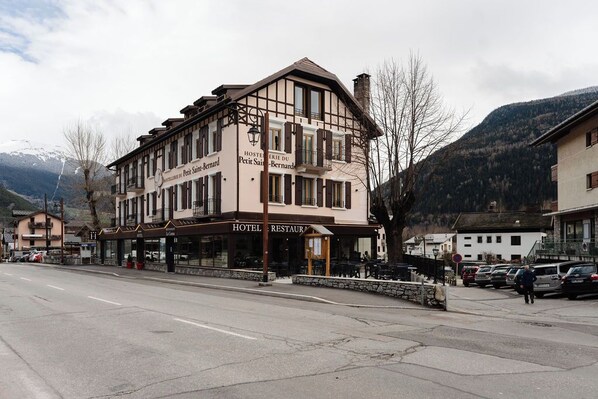 A two-story building with a sign reading "HOTEL RESTAURANT" and "HÔTELERIE DU PETIT SAINT-BERNARD". - Hostellerie du petit Saint Bernard (Bourg-Saint-Maurice)