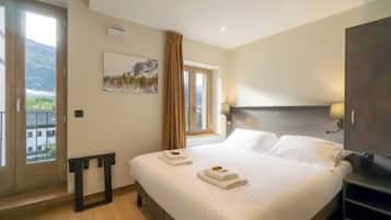 Ropa de cama de alta calidad, muebles diferentes y cortinas blackout
