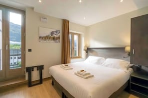 Habitación estándar doble | Ropa de cama de alta calidad, mobiliario individual, cortinas opacas