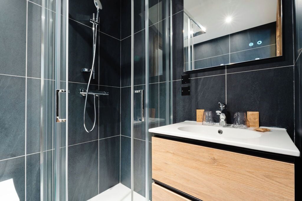 Douche, douche à « effet pluie », articles de toilette écologiques