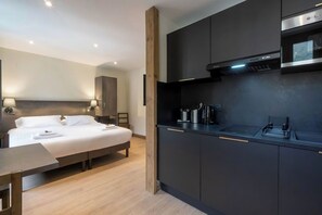 Premium bedding, individually furnished, blackout drapes, soundproofing - Hostellerie du petit Saint Bernard (Bourg-Saint-Maurice)