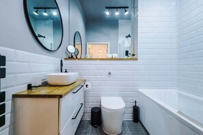 Een douche, een haardroger, shampoo