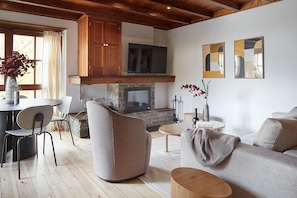 Smart TV, fireplace