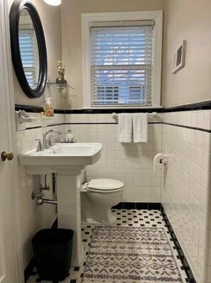 Towels, soap, shampoo, toilet paper