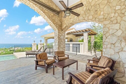 Sunset Infinity Pool & Pickleball Retreat