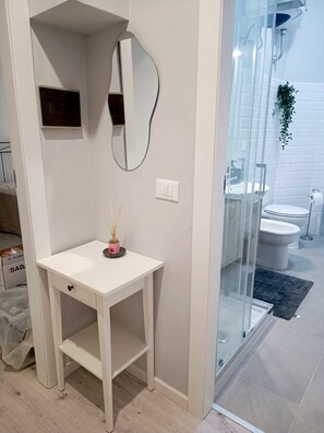 Douche, sèche-cheveux, bidet, serviettes fournies