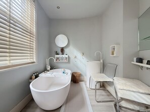 Een haardroger, handdoeken, zeep, toiletpapier