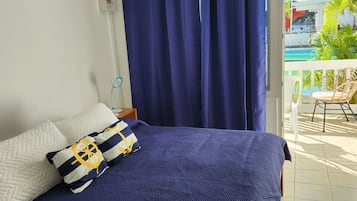 1 habitación, decoración personalizada y escritorio