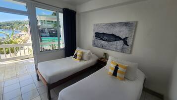 Habitación básica, junto a la piscina | 1 dormitorio, escritorio, espacio para trabajar con un portátil