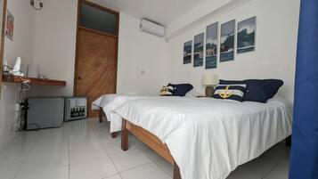 1 habitación, decoración personalizada y escritorio