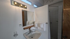 Shower, towels, soap, toilet paper - O.E. Management Anchorage Hotel (Roseau)