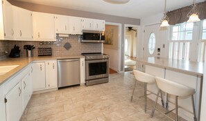 ثلاجة، ميكروويف، فرن، موقد طهي مسطح