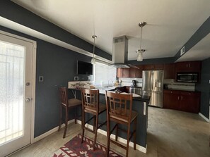 Geladeira, micro-ondas, fogão, cooktop