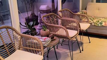 Una sala de estar moderna con un ventanal que da a un patio.