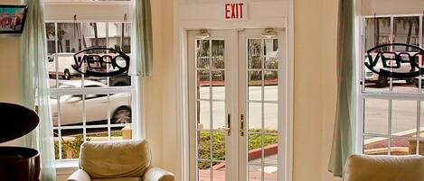 Vista frontal de la propiedad