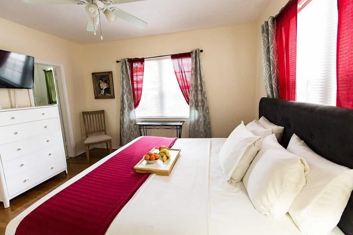 1 habitación, tabla de planchar con plancha, wifi gratis y ropa de cama