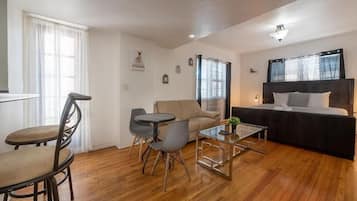 Apartemen Standar | Area keluarga | Smart TV 6-inci dengan saluran TV digital