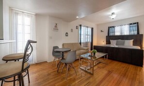 標準公寓 | 起居區 | 6-吋智慧型電視，提供數位頻道