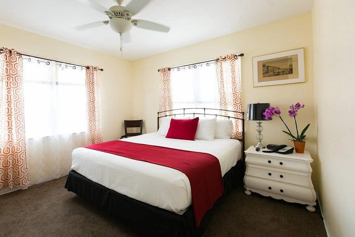 1 habitación, tabla de planchar con plancha, wifi gratis y ropa de cama