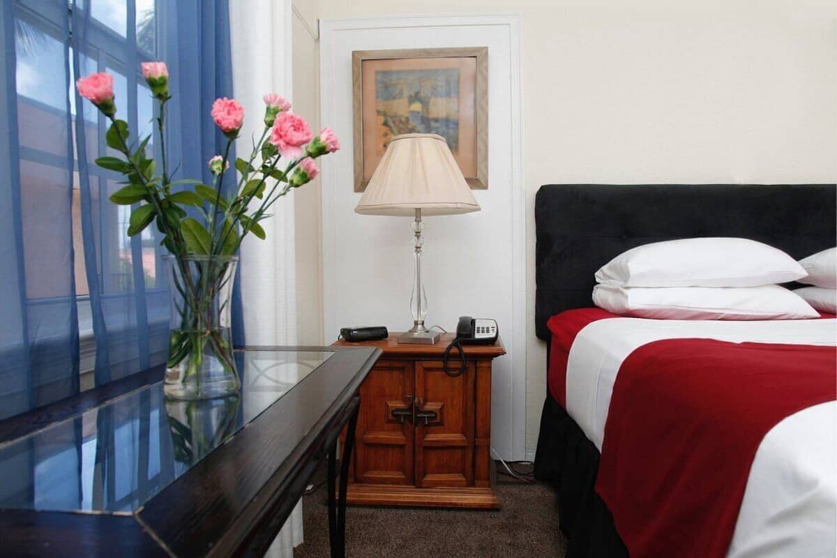 1 habitación, tabla de planchar con plancha, wifi gratis y ropa de cama