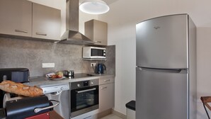 Coffee/tea maker, fridge, microwave, oven - Appartement "Fiora" en centre-ville de Calvi - 2 4 personnes (Calvi)