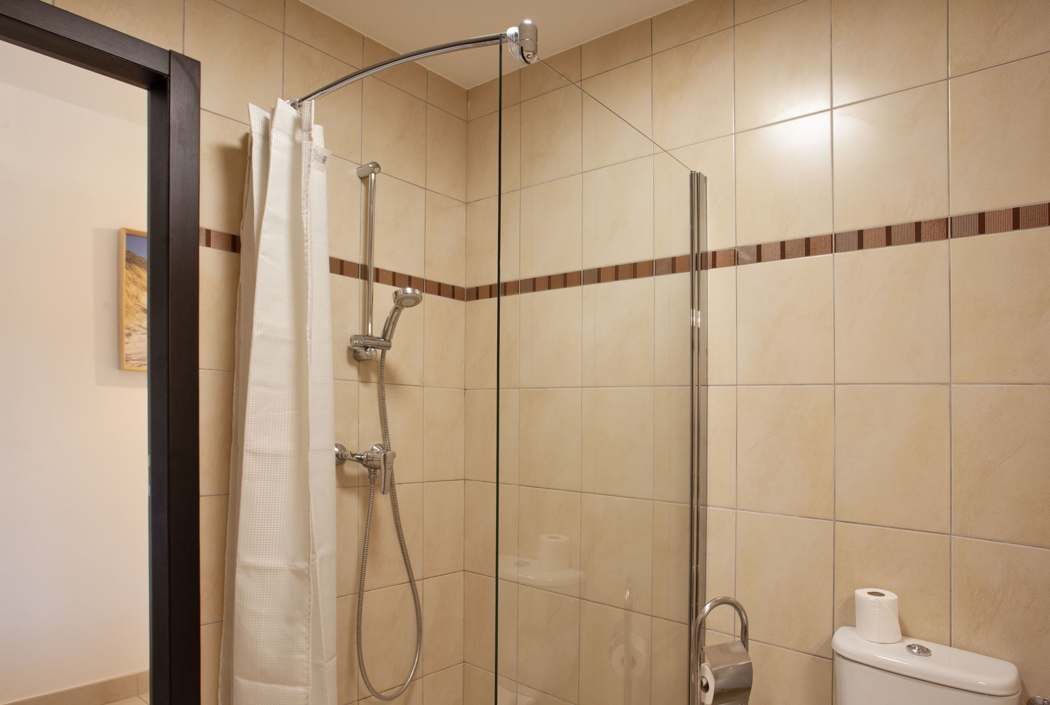 Douche, sèche-cheveux, serviettes fournies
