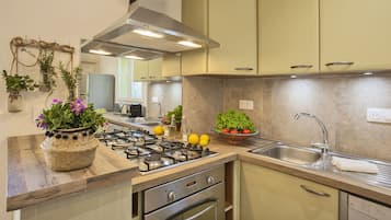 Réfrigérateur, four à micro-ondes, un four, surface de cuisson