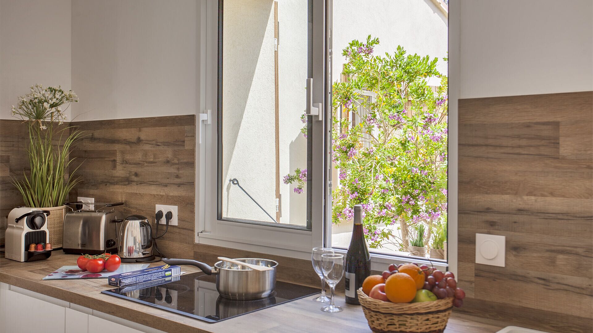 Een koelkast, een magnetron, een oven, een kookplaat