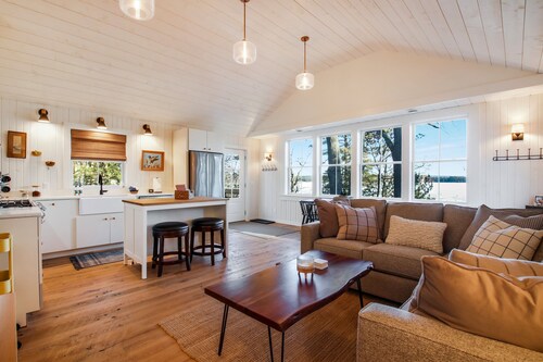 Renovated cabin on Lac Courte Oreilles Lake - minutes from trails!