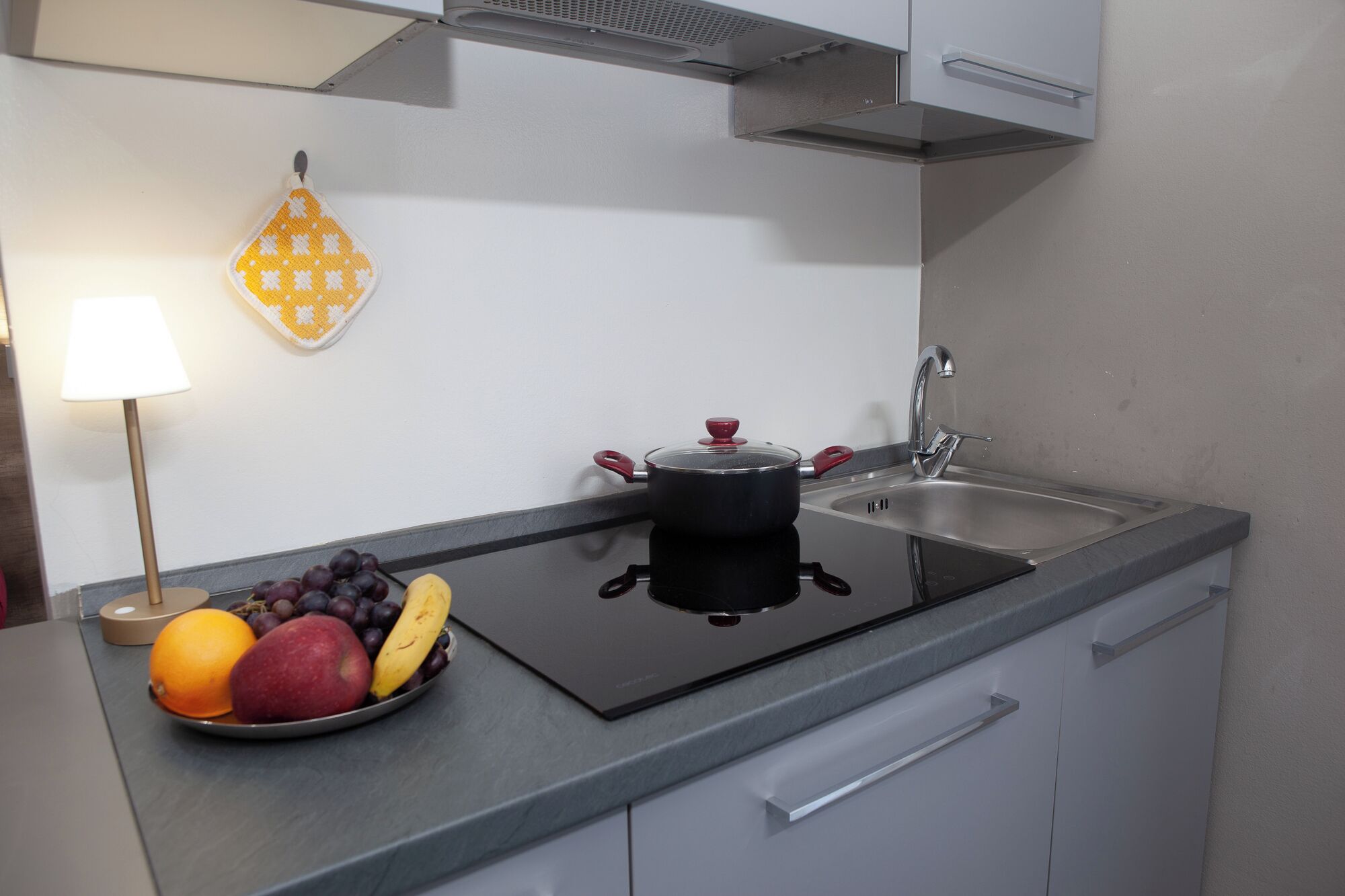 Studio Suite | Private kitchen | Electric kettle, highchair