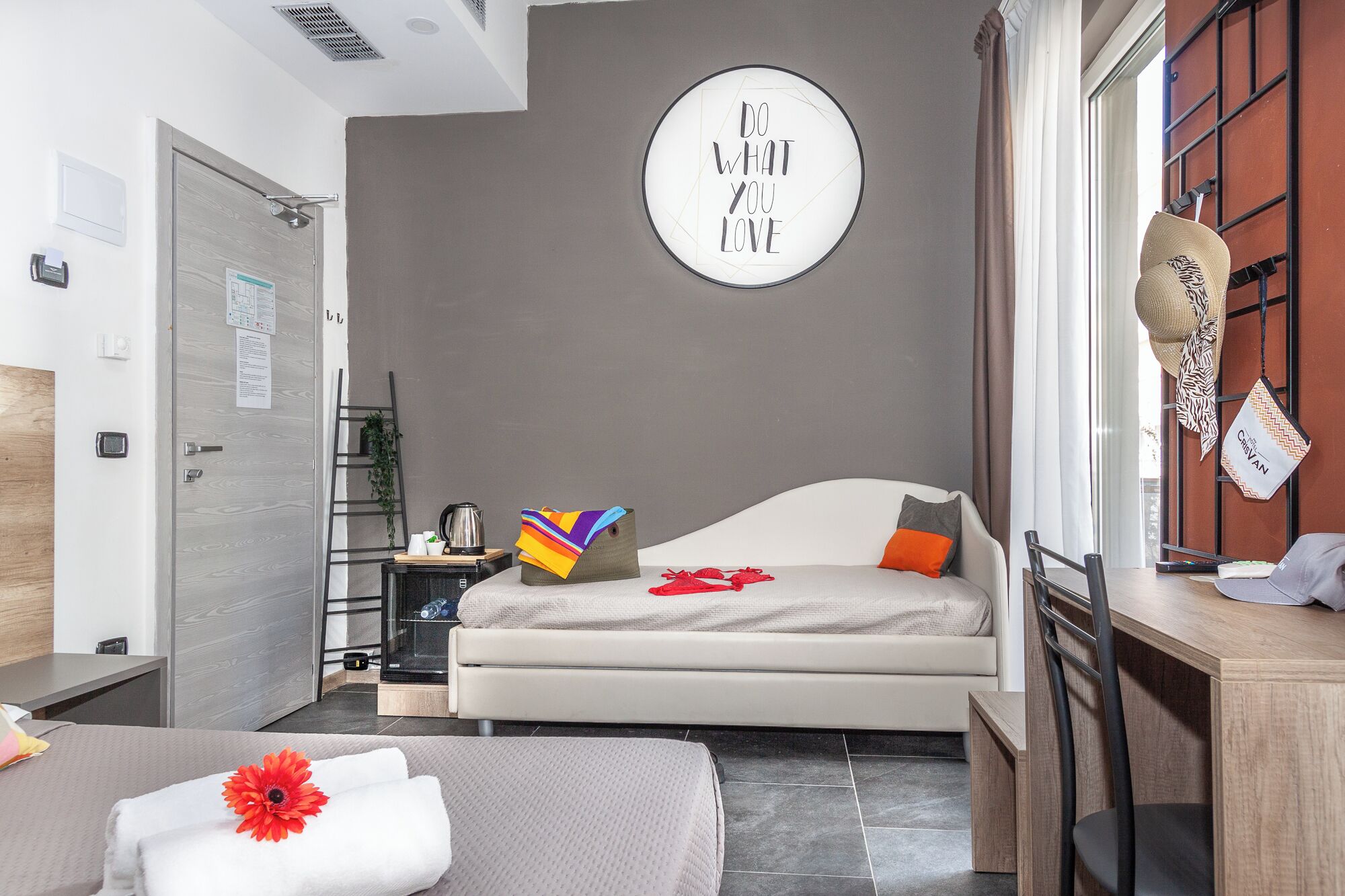 Habitación cuádruple estándar | Minibar, caja de seguridad en la habitación y decoración personalizada 