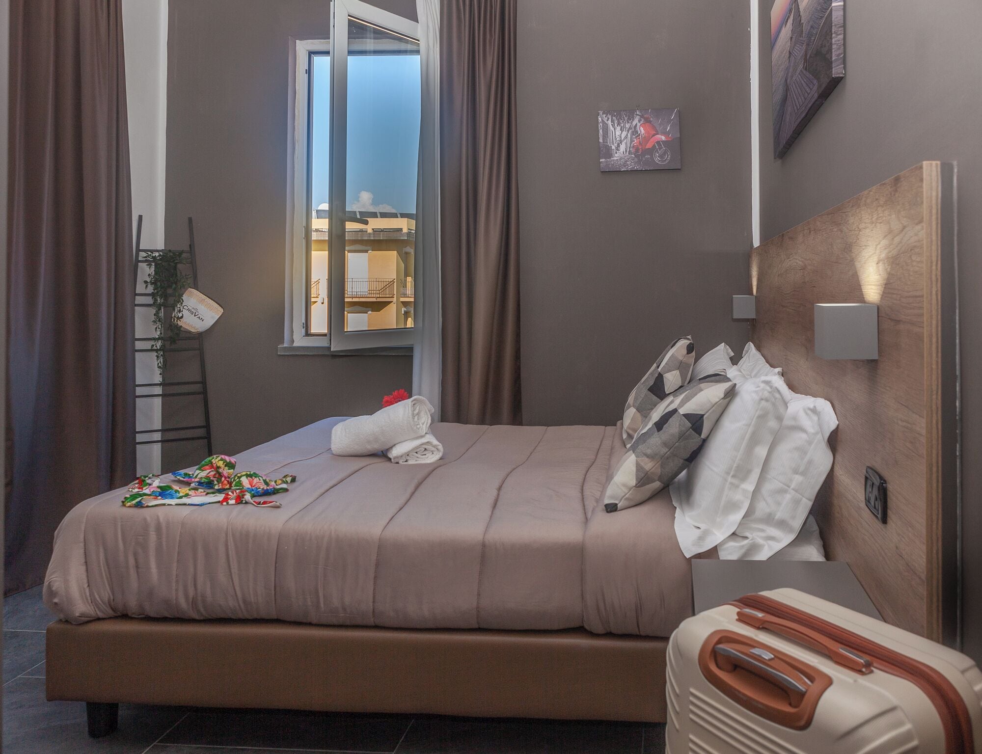 Apartment | Minibar, in-room safe, individually decorated, desk