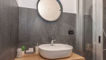 Standard-Vierbettzimmer | Badezimmer | Dusche, Regendusche, Haartrockner, Handtücher