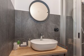 Quarto quádruplo standard | Banheiro | Chuveiro, chuveiro com efeito de chuva, secador de cabelo 