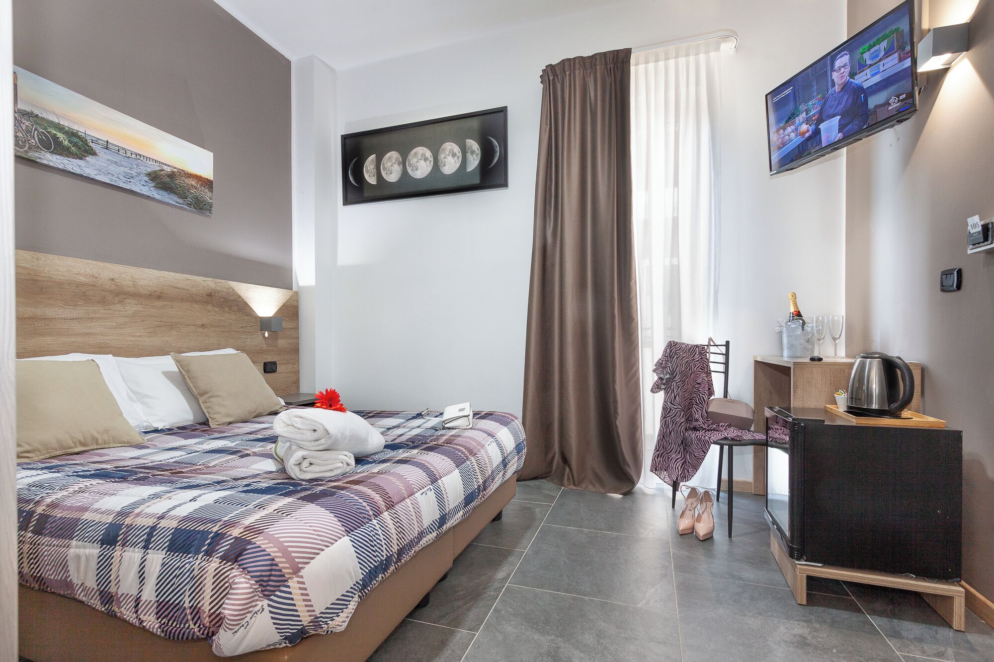 Standard Room | Minibar, in-room safe, individually decorated, desk