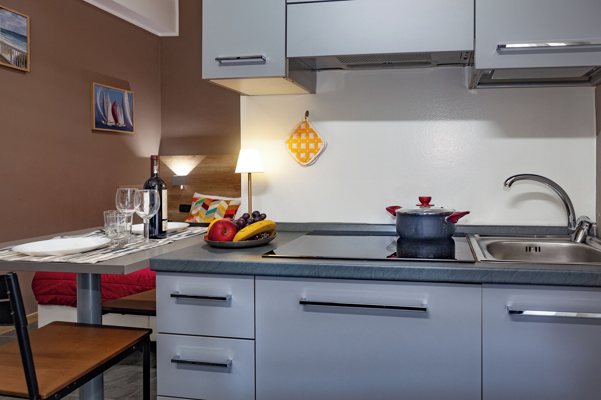 Studio Suite | Living area | 28-inch TV with satellite channels