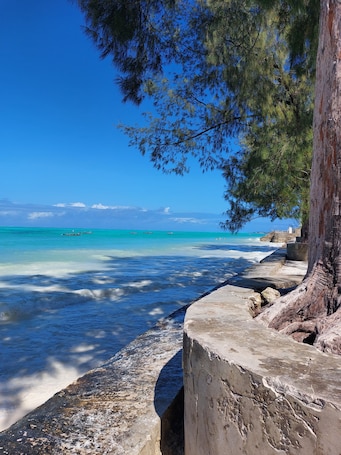 Beach nearby, white sand, scuba diving, snorkeling