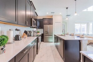 Fridge, microwave, oven, stovetop - Beautiful 5 Bed Family Home with Game Room-651DSD (Reunion)