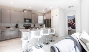 Fridge, microwave, oven, stovetop - Family Fun 5Bed Pool Home with Game Room-631DSD (Davenport)