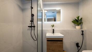 シャワー、ヘアドライヤー、タオル