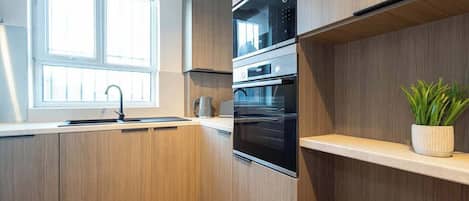 Refrigerador, microondas, horno, placa de cocina