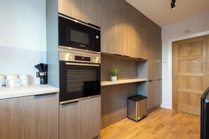 Réfrigérateur, four à micro-ondes, un four, surface de cuisson