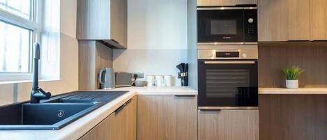 Frigorífico, microondas, horno y placa de cocina
