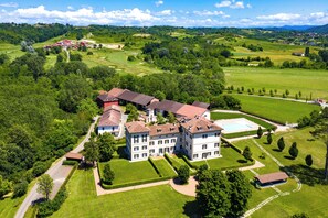 A large estate with multiple buildings, expansive green lawns, and a golf course. - Villa Raggi Relais (Castelletto d'Orba)