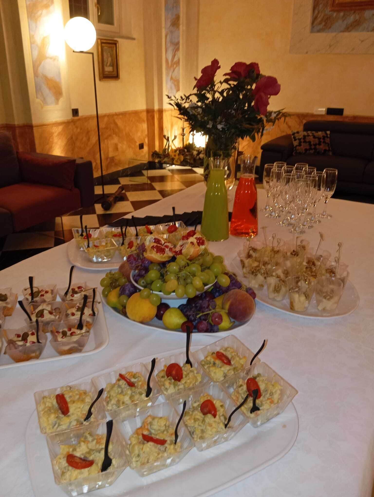 Une table avec divers aliments et un vase de fleurs.