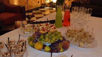 Une table avec divers aliments et un vase de fleurs.