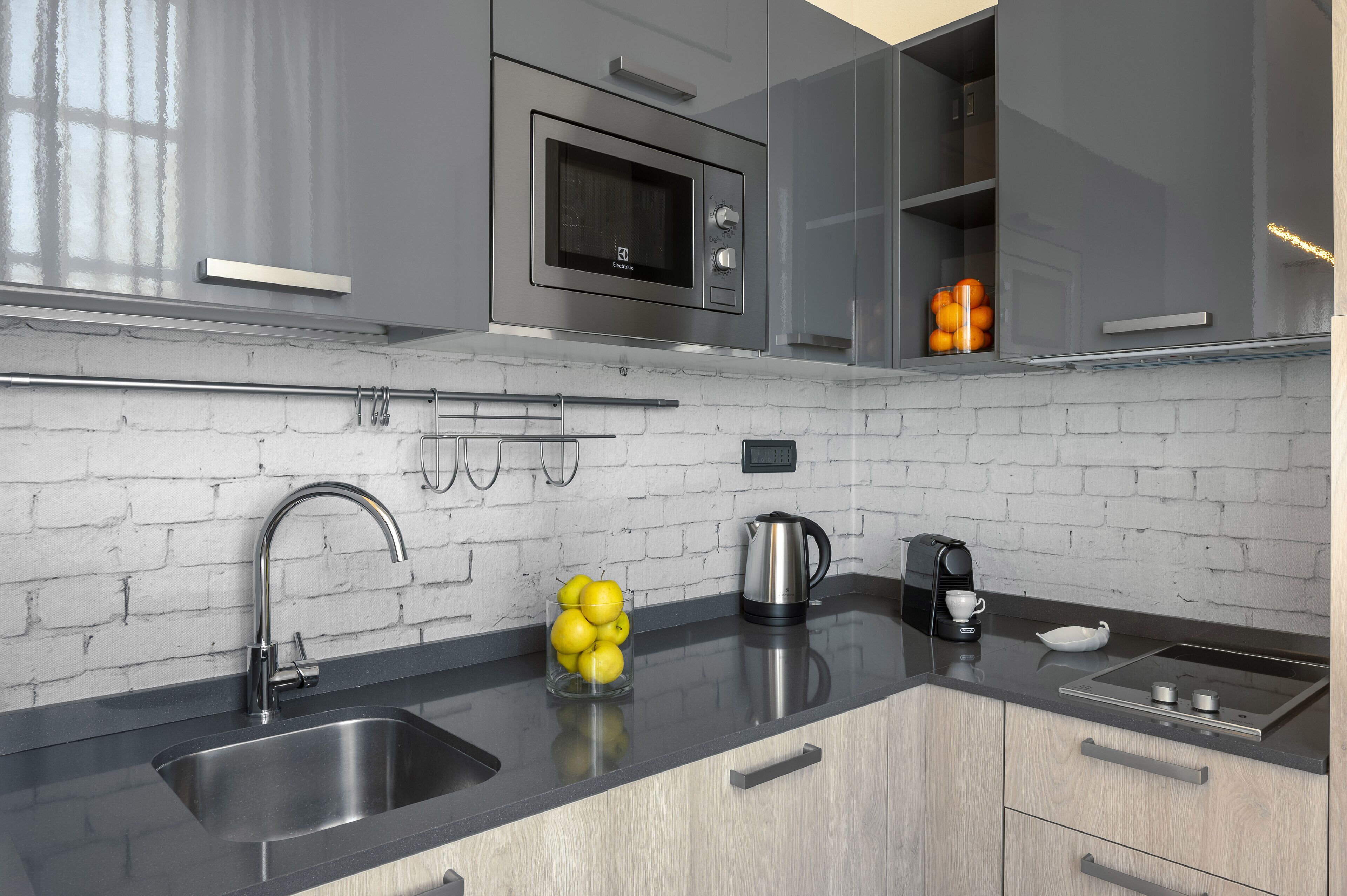 รอยัลอพาร์ทเมนท์ | ครัวส่วนตัว | ตู้เย็นขนาดใหญ่, ไมโครเวฟ, เตาอบ, เตาประกอบอาหาร